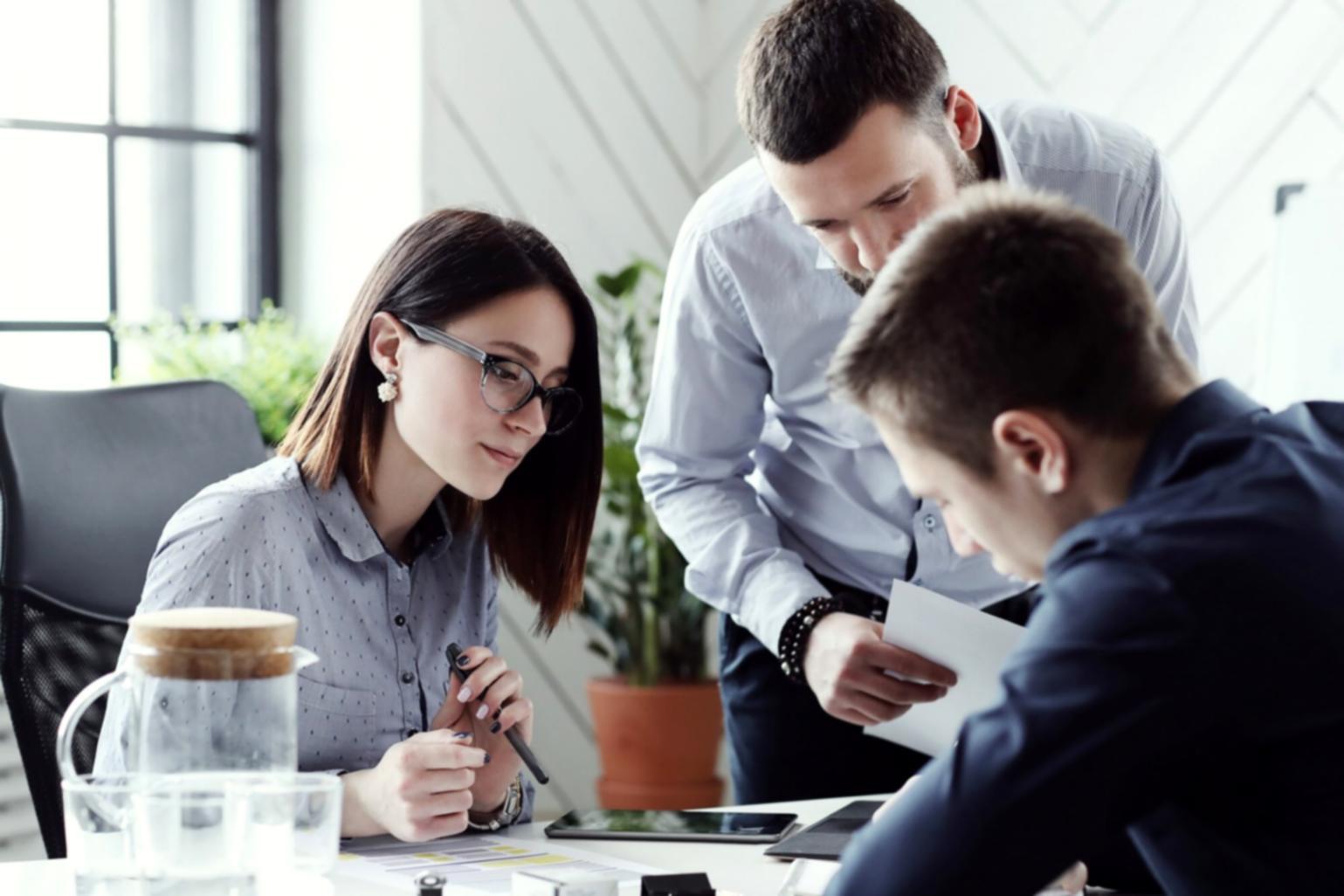 Estudiantes colaborando en modelado financiero